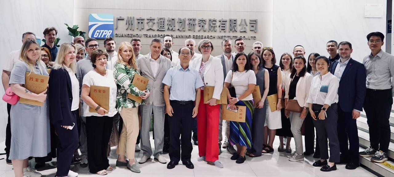 俄中商会作为联合主办，参与了莫斯科市对外经济与国际关系部、莫斯科总规划研究所、莫斯科建筑委员会及其他相关机构代表的教育考察活动