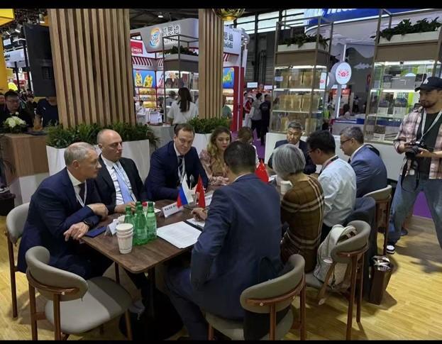俄中商会作为联合主办，协助安排了梁赞州州长与中国进出口食品商会代表的会面，此次会面是在该地区参加国际展览——SIAL CHINA 2025期间进行的