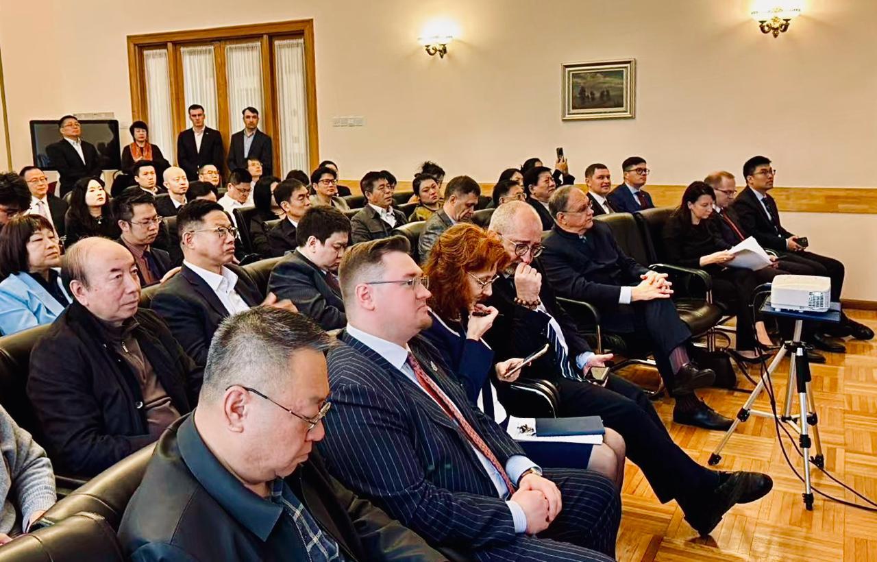 在俄中商会的直接支持下，举办了圣彼得堡特别经济区投资潜力的推介会